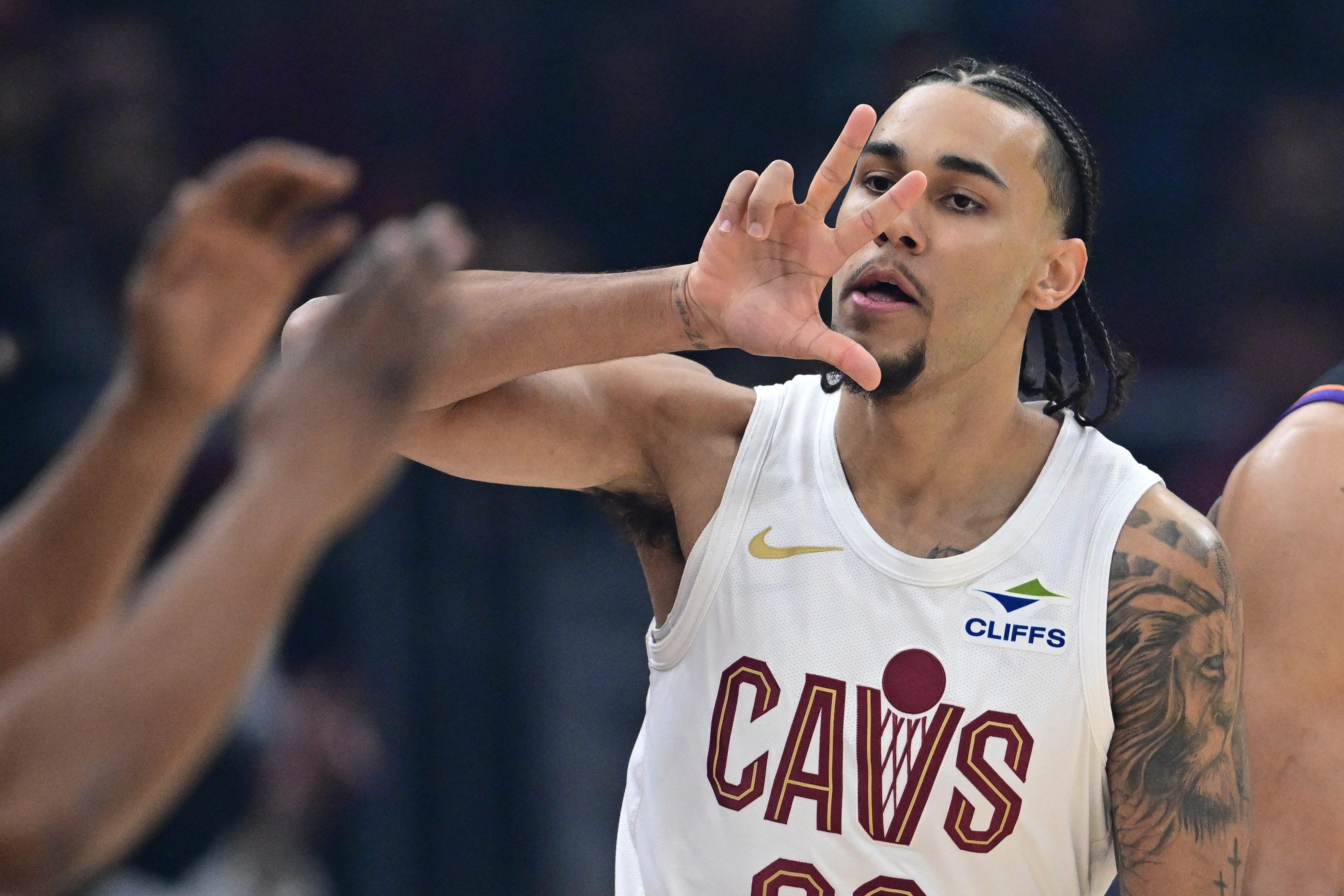 开云体育app-解说：泰森一点也不贪功 当诱饵吸引防守助攻莫布里 完成制胜一击