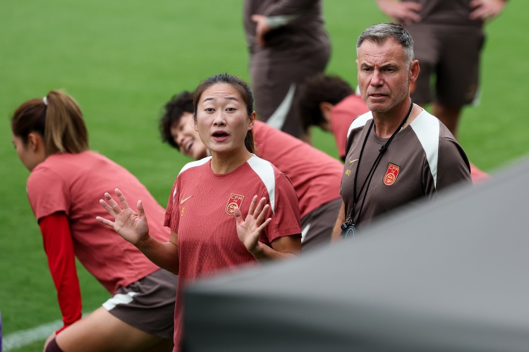 pulse-kaiyun.com-黄健翔点评女足前20分钟表现:队友之间传不了三脚,踢的太凌乱了